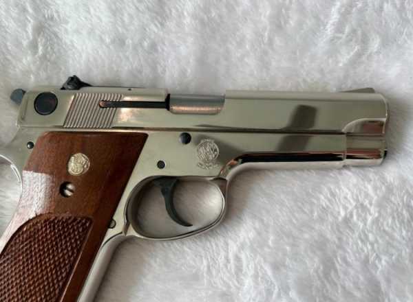 1981 Smith &amp; Wesson Model 39-2, 9mm Nickel MINT