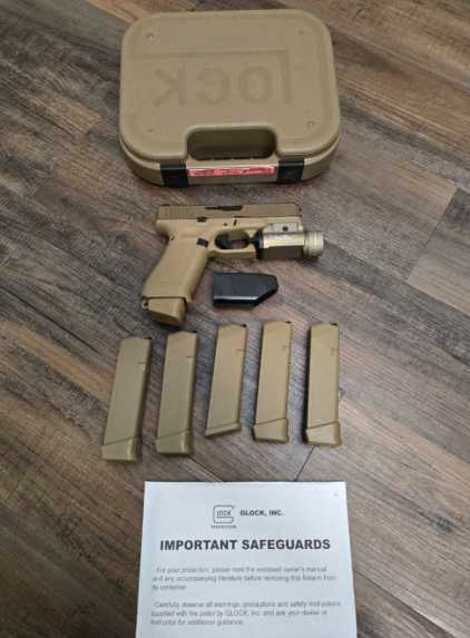 Glock 19X, 9mm w a Streamlight TLR light