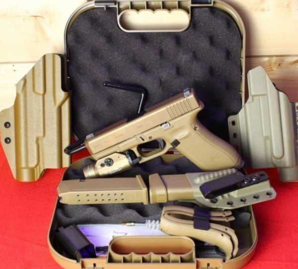 Glock 19X, 9mm w a Streamlight TLR light